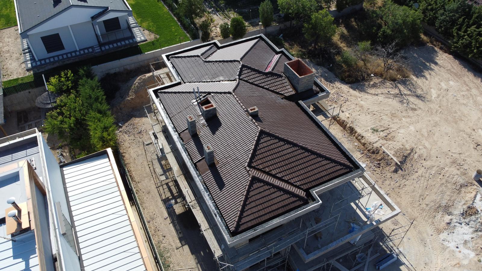 Havadan görülen antrasit renkli çok yüzeyli çatı